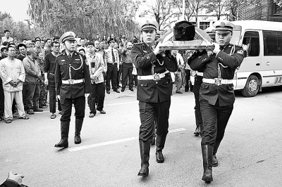 省会千人泪别好交警曹伟