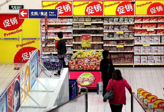 Consumers choose goods at a supermarket in Shanghai, east China, March 17, 2012. China's consumer price index (CPI), a main gauge of inflation, expands 3.6 percent year-on-year in March, the National Bureau of Statistics (NBS) said on April 9, 2012. (Xinhua/Liu Ying)