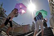 Heat wave roasts north, heavy rains pound south <a href=http://vod.cctv.com/html/media/NewsHour/2009/06/NewsHour_300_20090628_6.shtml><img src=/Library/english2008/english/image/video.gif /> <font color=#CC0000>Video</font></a>