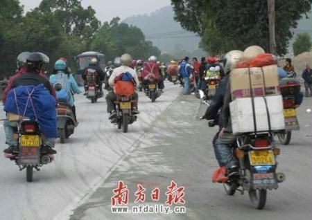 The&nbsp;photo&nbsp;taken&nbsp;on&nbsp;Monday,&nbsp;February&nbsp;8,&nbsp;2010,&nbsp;shows&nbsp;that&nbsp;migrant&nbsp;workers&nbsp;in&nbsp;Pearl&nbsp;River&nbsp;Delta&nbsp;Economic&nbsp;Zone&nbsp;of&nbsp;south&nbsp;China's&nbsp;Guangdong&nbsp;province&nbsp;are&nbsp;on&nbsp;their&nbsp;way&nbsp;home&nbsp;by&nbsp;motorcycle&nbsp;for&nbsp;Chinese&nbsp;New&nbsp;Year.&nbsp;[Photo:&nbsp;Nanfang&nbsp;Daily]