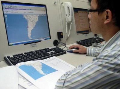 A meteorologist monitors the tsunami situation from his computer in Taiwan's central weather bureau after a 8.8-magnitude quake struck Chile on February 27. (AFP/Patrick Lin)