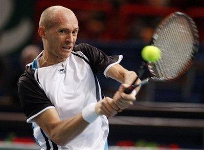 Nikolay&nbsp;Davydenko,&nbsp;of&nbsp;Russia,&nbsp;returns&nbsp;the&nbsp;ball&nbsp;to&nbsp;Benjamin&nbsp;Becker,&nbsp;of&nbsp;Germany,&nbsp;during&nbsp;BNP&nbsp;Masters&nbsp;indoor&nbsp;tennis&nbsp;tournament&nbsp;in&nbsp;Paris,&nbsp;Tuesday,&nbsp;Nov.&nbsp;10,&nbsp;2009.&nbsp;(AP&nbsp;Photo/Michel&nbsp;Euler)