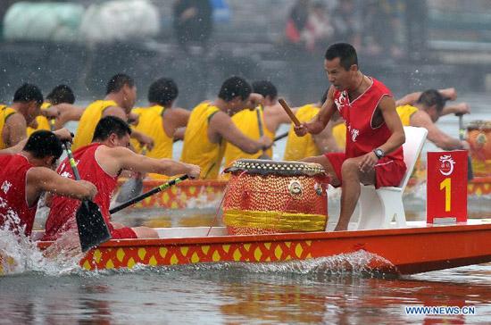 Participants compete in a dragon boat race in Wanning, a county in south China's Hainan Province, Feb. 22, 2012. Sixteen teams from all over the country took part in the China Long Zhou (dragon boat) Tournament 2012. (Xinhua/Guo Cheng)