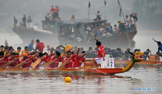 Participants compete in a dragon boat race in Wanning, a county in south China's Hainan Province, Feb. 22, 2012. Sixteen teams from all over the country took part in the China Long Zhou (dragon boat) Tournament 2012. (Xinhua/Guo Cheng)