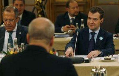 Russian&nbsp;President&nbsp;Dmitry&nbsp;Medvedev&nbsp;(R)&nbsp;looks&nbsp;across&nbsp;the&nbsp;table&nbsp;at&nbsp;Swedish&nbsp;Prime&nbsp;Minister&nbsp;Fredrik&nbsp;Reinfeldt&nbsp;during&nbsp;the&nbsp;opening&nbsp;session&nbsp;of&nbsp;an&nbsp;EU-Russia&nbsp;summit&nbsp;in&nbsp;Stockholm&nbsp;November&nbsp;18,&nbsp;2009.&nbsp;REUTERS/Bob&nbsp;Strong
