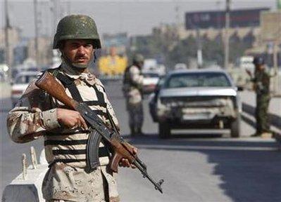An&nbsp;Iraqi&nbsp;soldier&nbsp;stand&nbsp;guard&nbsp;at&nbsp;a&nbsp;check&nbsp;point&nbsp;in&nbsp;Baghdad,&nbsp;November&nbsp;26,&nbsp;2008.REUTERS/Ceerwan&nbsp;Aziz&nbsp;