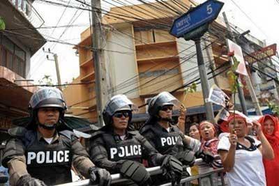 Thai&nbsp;police&nbsp;stand&nbsp;guard&nbsp;as&nbsp;anti-government&nbsp;protesters&nbsp;parade&nbsp;through&nbsp;the&nbsp;streets&nbsp;of&nbsp;Bangkok.&nbsp;Politically&nbsp;riven&nbsp;Thailand&nbsp;was&nbsp;in&nbsp;a&nbsp;stalemate&nbsp;Saturday&nbsp;as&nbsp;protesters,&nbsp;buoyed&nbsp;by&nbsp;a&nbsp;huge&nbsp;parade&nbsp;across&nbsp;the&nbsp;capital,&nbsp;refused&nbsp;talks&nbsp;with&nbsp;the&nbsp;government&nbsp;announced&nbsp;earlier&nbsp;by&nbsp;the&nbsp;prime&nbsp;minister.&nbsp;(AFP/Christophe&nbsp;Archambault)