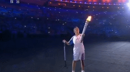 全场观众纷纷起立为她鼓掌.