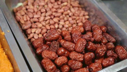 节尾狐猴最爱红枣和葡萄干馅的汤圆;