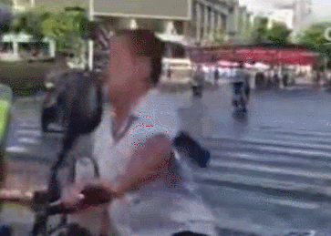 尴尬得直起鸡皮疙瘩!男子马路被查做出惊人举动