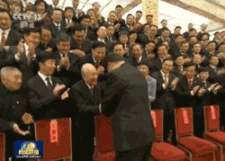 习总书记一再邀请他坐到自己身边,这位广东老