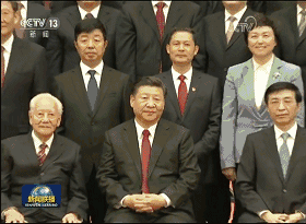 习总书记一再邀请他坐到自己身边,这位广东老