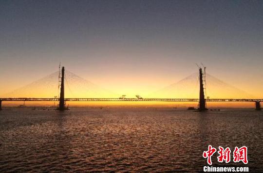 On September 20, 2019, the world's first cable-stayed bridge with a main span of over 1,000 meters — — Hutong Yangtze River Bridge is fully closed. Photo by Luo Bo