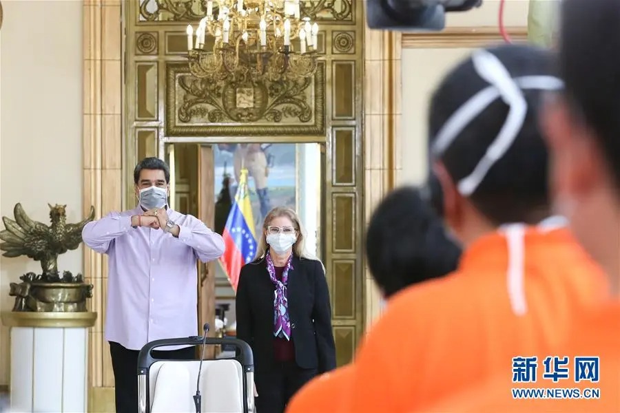 On April 8, Venezuelan President Maduro (rear left) saluted China's anti-epidemic medical expert group with his fist at the flower viewing palace in Caracas Presidential Palace. Xinhua News Agency (Photo courtesy of Venezuelan Presidential Palace)