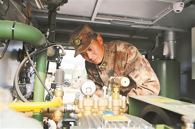 与“毒魔”掰手腕的虎胆英雄