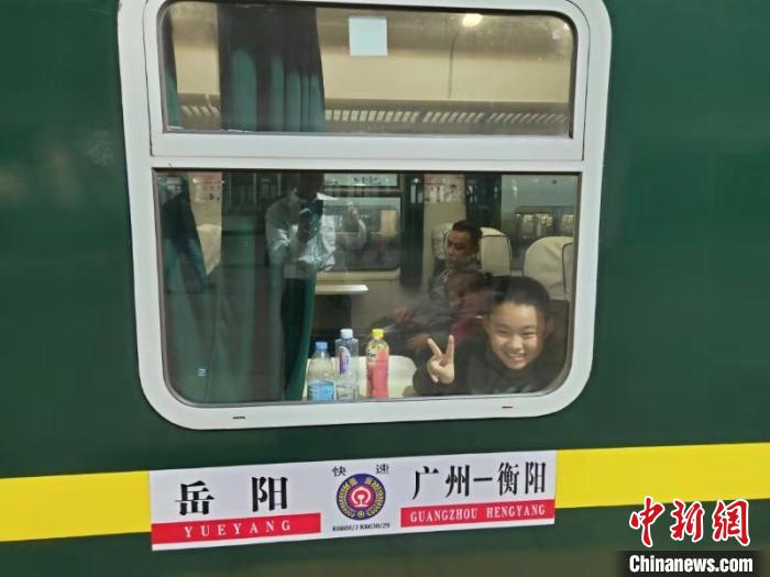 The first train of Guangzhou Railway Spring Festival travel rush leaves from Guangzhou on the first day.