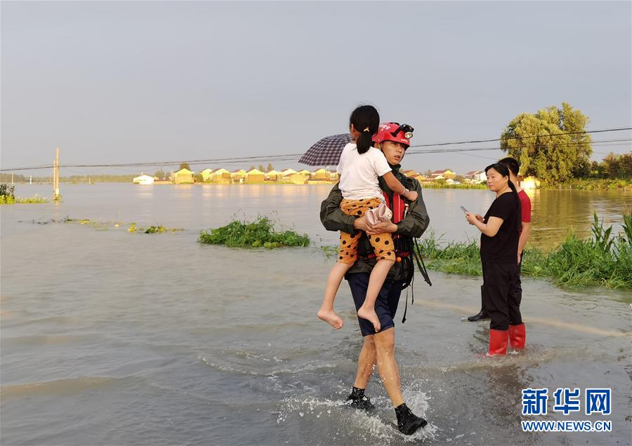 (Xinhua all-media headlines, graphic interaction) (2) Youth dequeue — — The ceremony of blood coming of age in the flood peak of rainstorm