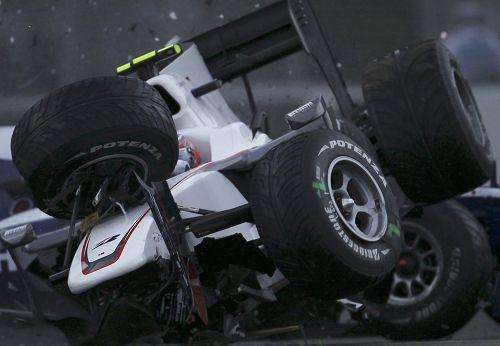 [组图]f1澳洲站发车出事故 小林可梦伟遭遇撞车