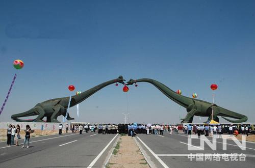 二连浩特竖立起的以恐龙为标志的市门