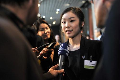 金妍儿微笑接受采访