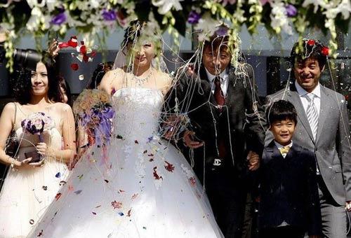 高峰,范春玲大婚 儿子陪伴