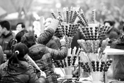 2月24日,市民在河北省唐县唐尧文化园庙会上买冰糖葫芦.