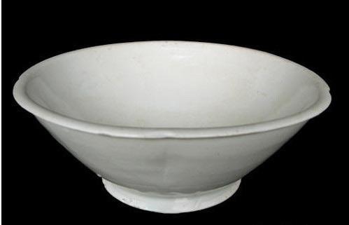 五代邢窑白釉五葵口大碗邢窑是唐代北方最著名的白瓷窑场,始烧于北朝