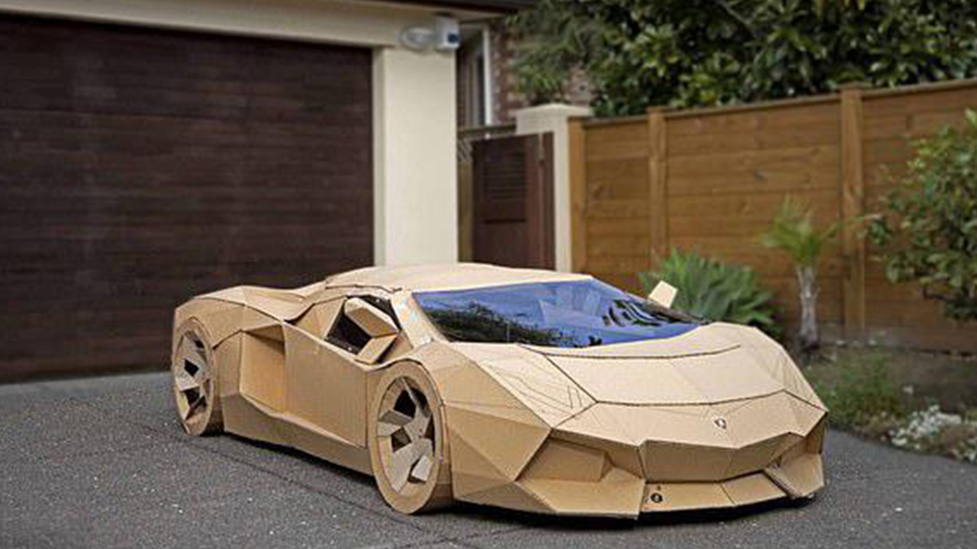 正在播放男子用纸板和木棍自制超跑 真能开