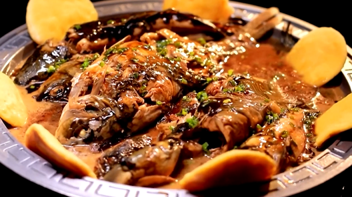 白洋淀炖杂鱼:细嫩咸鲜 酱香浓郁