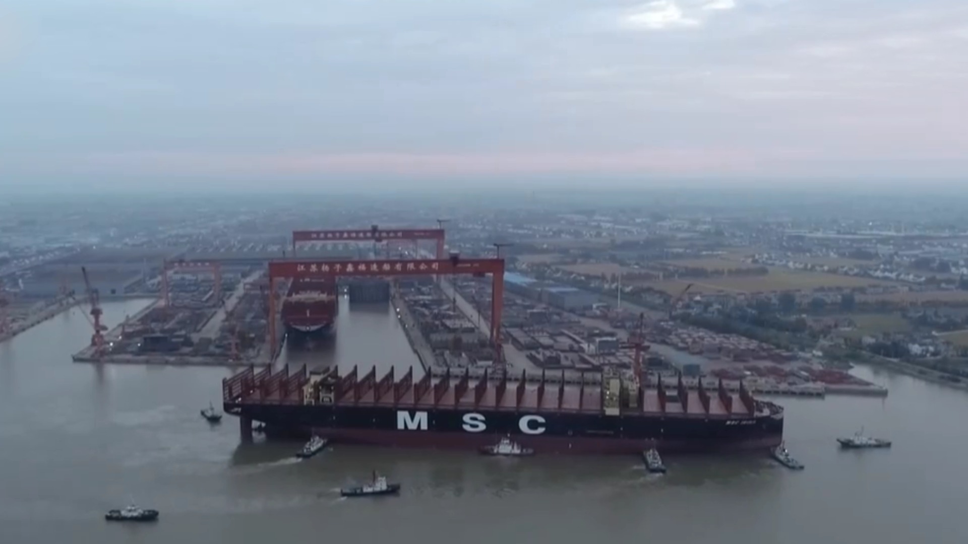 大场面 两艘全球最大集装箱船出坞