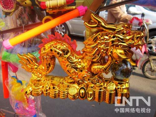 [摄影作品]作者:曹兆民《春节给小孩子戴迎春鸡的习