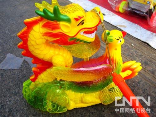 [摄影作品]作者:曹兆民《春节给小孩子戴迎春鸡的习