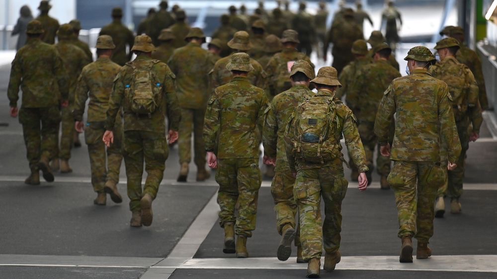 澳大利亚国防军在墨尔本街上行走(图片来自当地媒体)