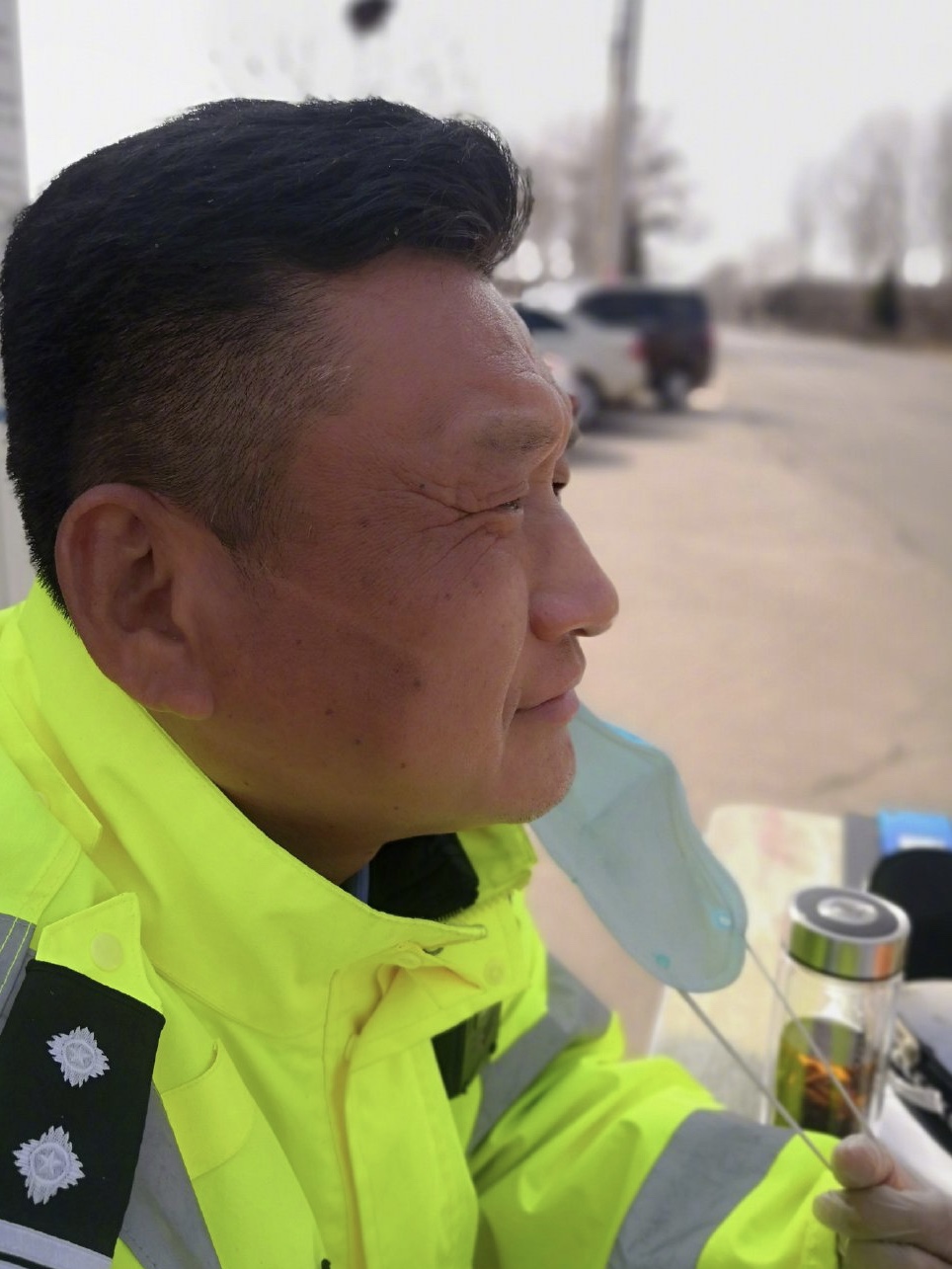 口罩脸交警暴晒成花脸