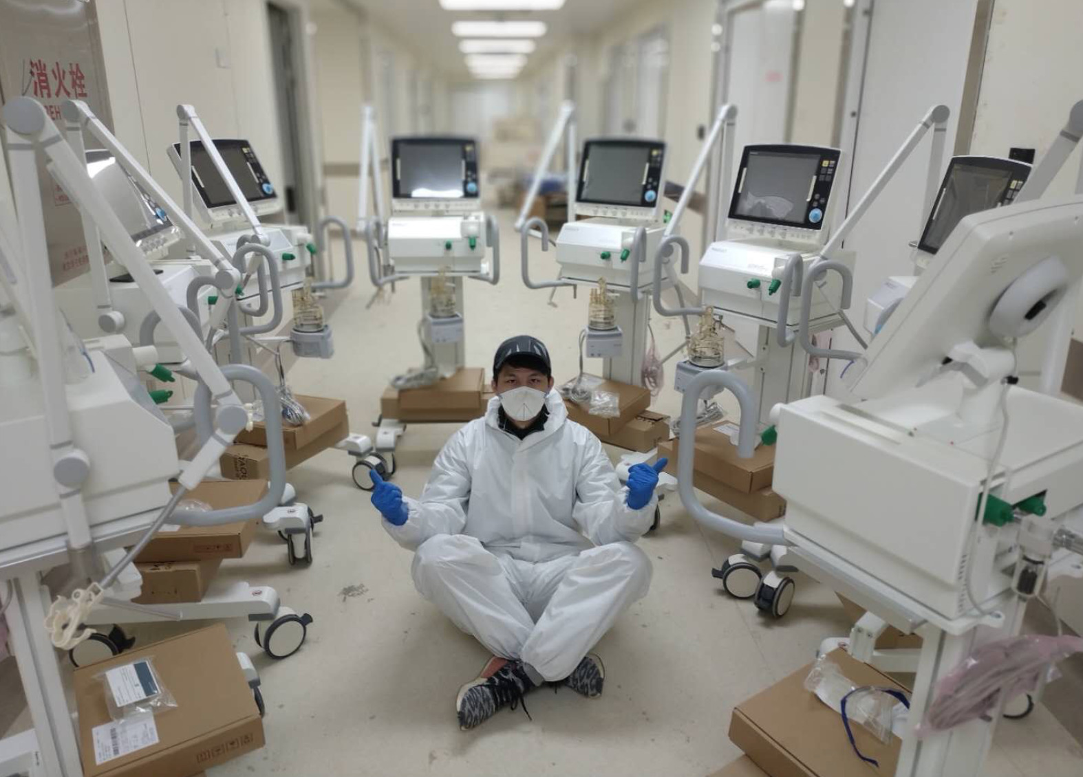 蚂蚁搬家式运物资,通宵安装15台呼吸机……他是全能志愿者
