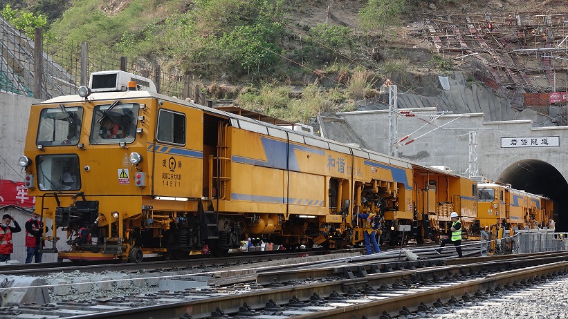 成昆铁路814水害区段改线完成列车经改线区段运行