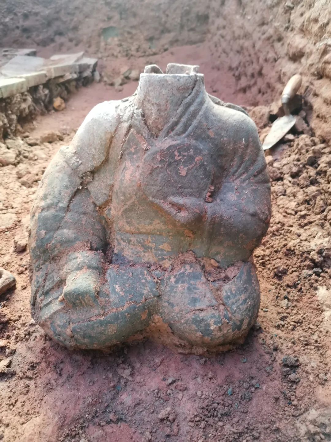 成都发现超6000座古墓,延续2000年!里面有张很熟悉的笑脸