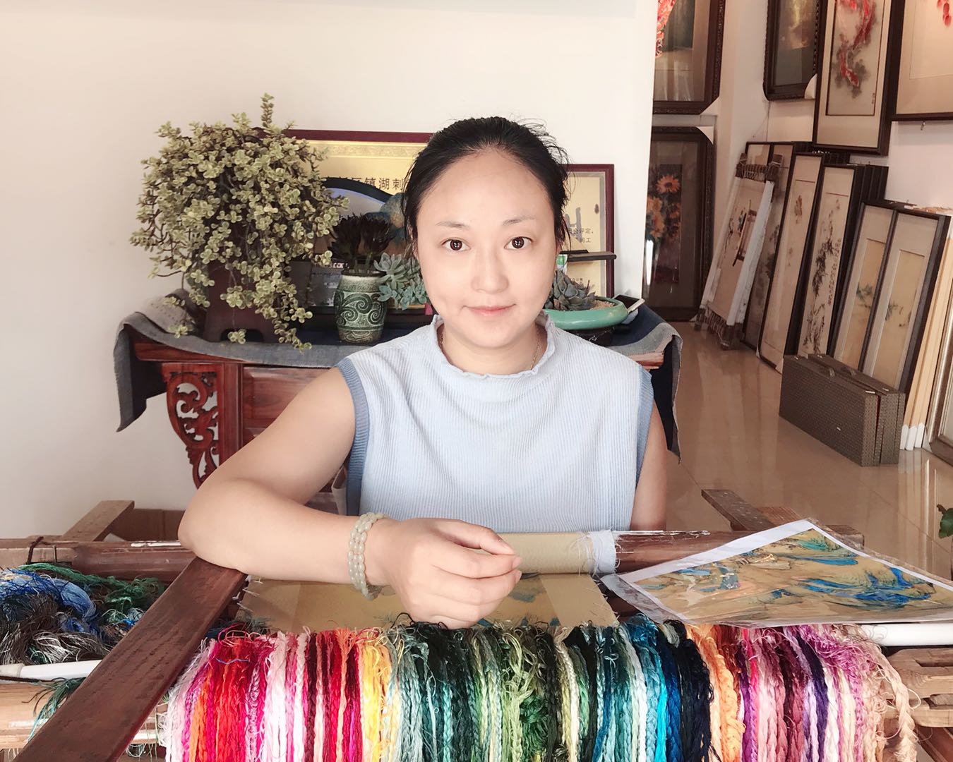 室生意越来越好,年收入达到几百万,后通过镇湖妇联和刺绣协会的帮助下