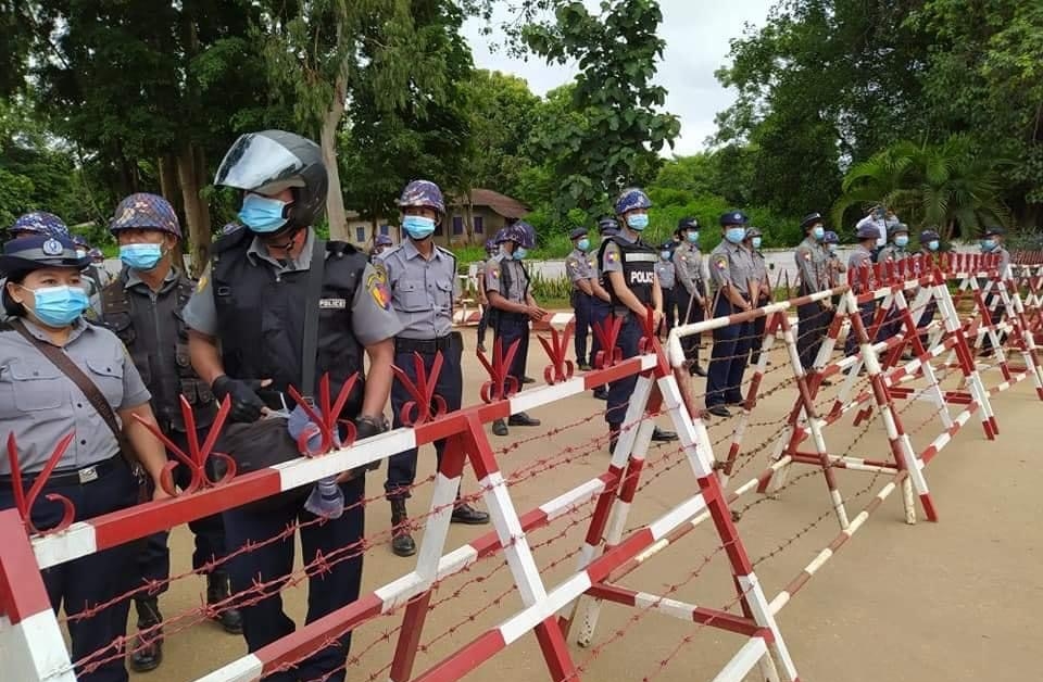 缅甸掸邦上万人游行示威抗议平民在冲突中遇害