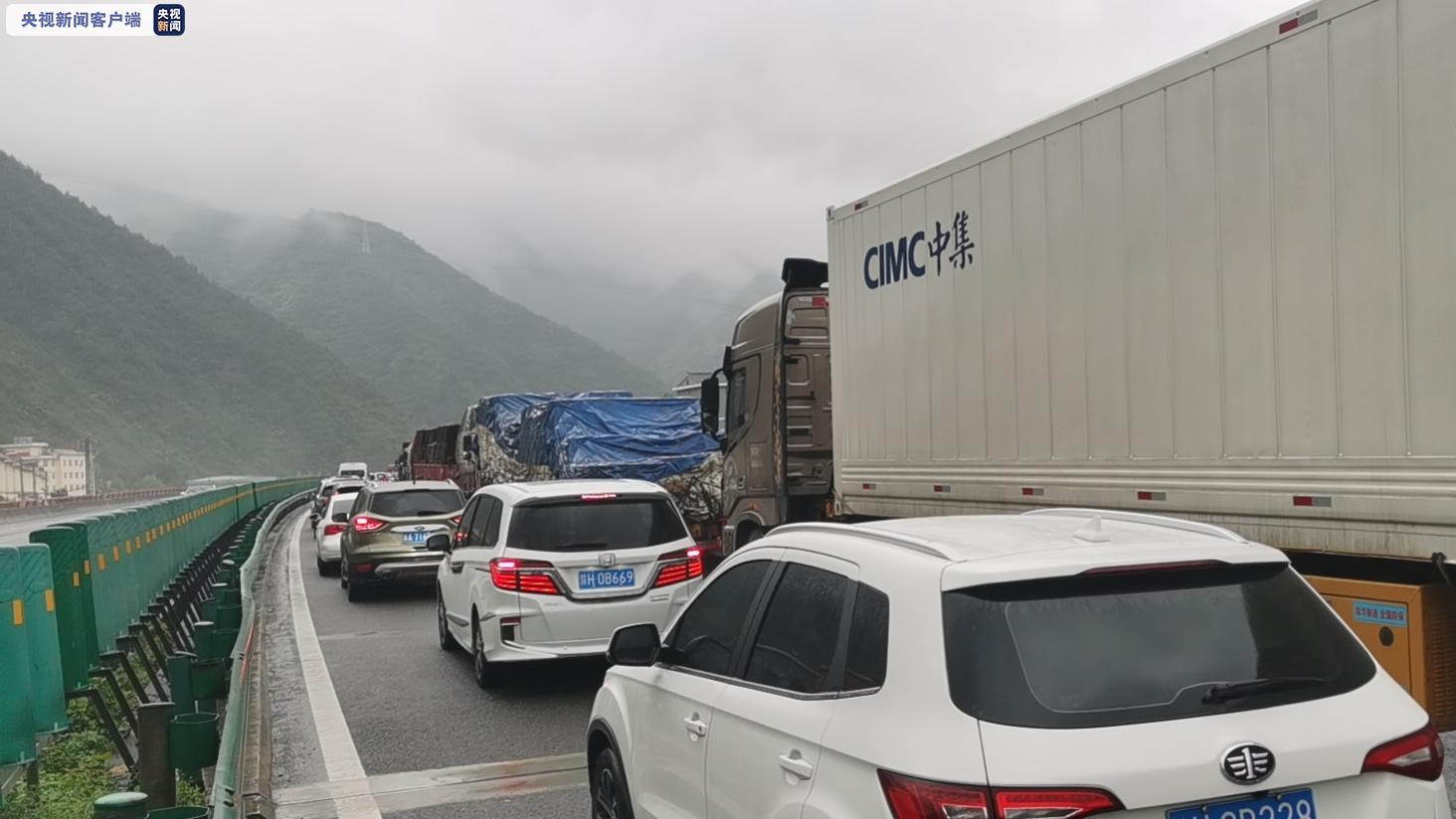 包茂高速陕西安康段车辆自燃路过车辆需提前分流