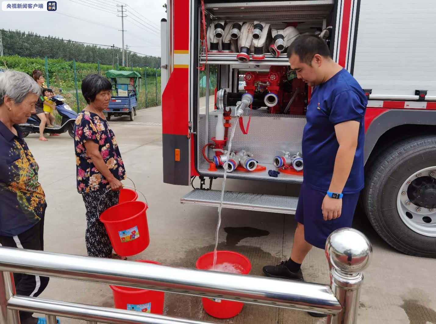 安徽芜湖一消防车变身 送水车 缓解安置点群众停水之急