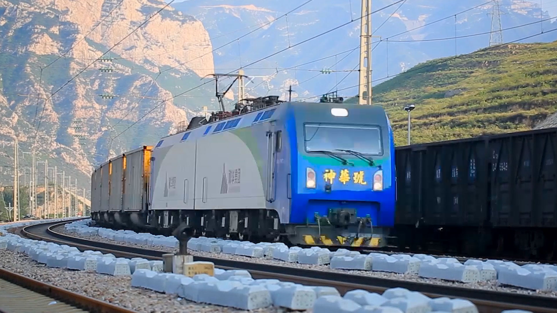 朔黄铁路首列16万吨重载组合列车正式开行年运量可提升约千万吨