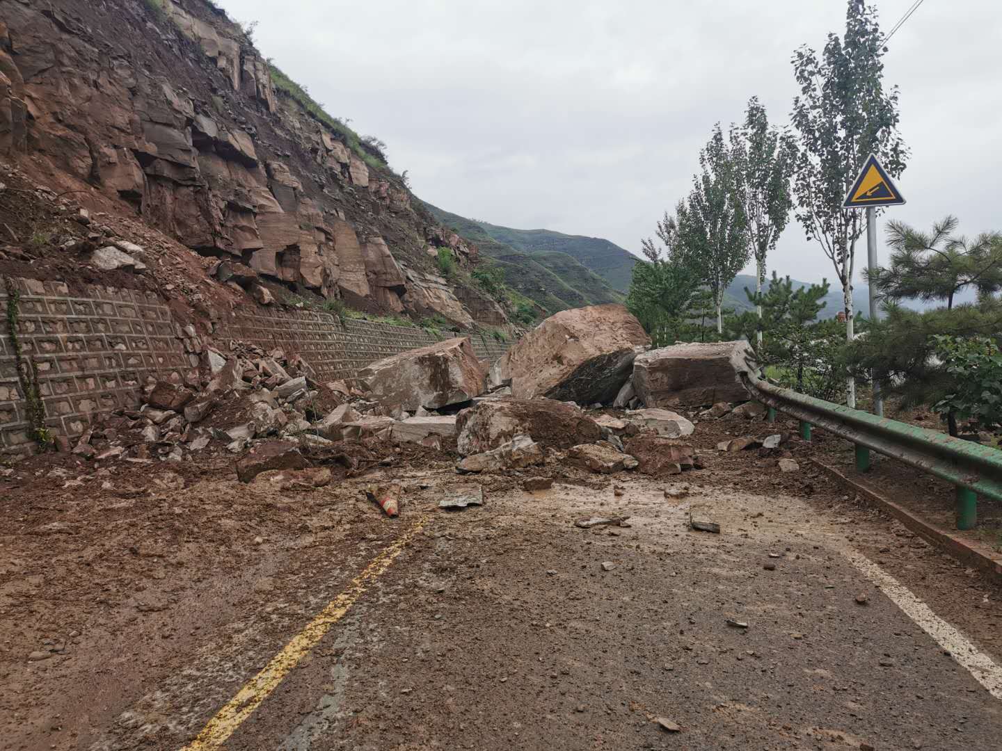 山石塌方路面悬空强降雨致陕西沿黄公路出现多处险情