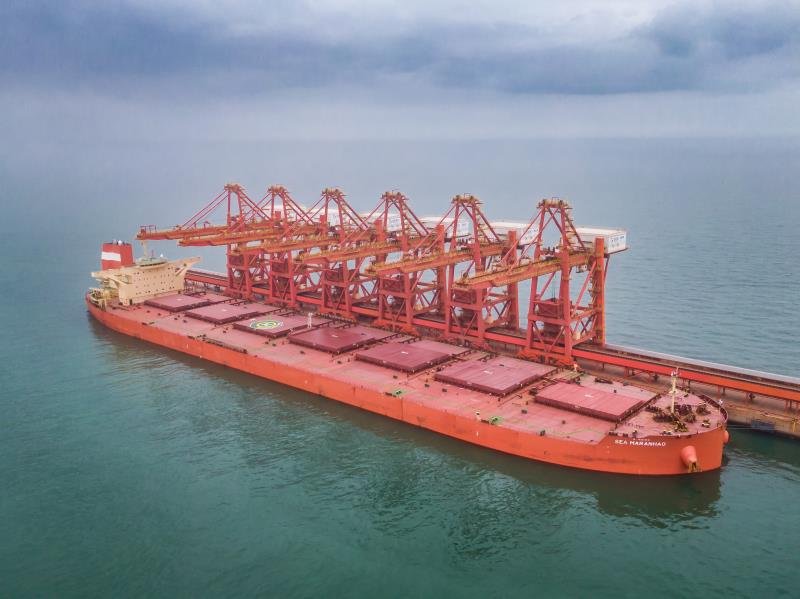 全球最大矿石船首靠烟台为烟台港开港159年来接卸最大船舶