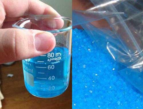 的"蓝矾",由"硫酸铜 生石灰 水"配置而成,是一种"天蓝色的胶状悬浮液"