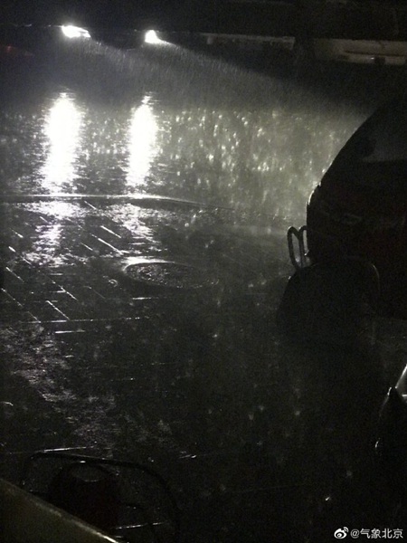 雷雨来袭 北京多地风雨交加今夜雷阵雨持续阵风将达7级