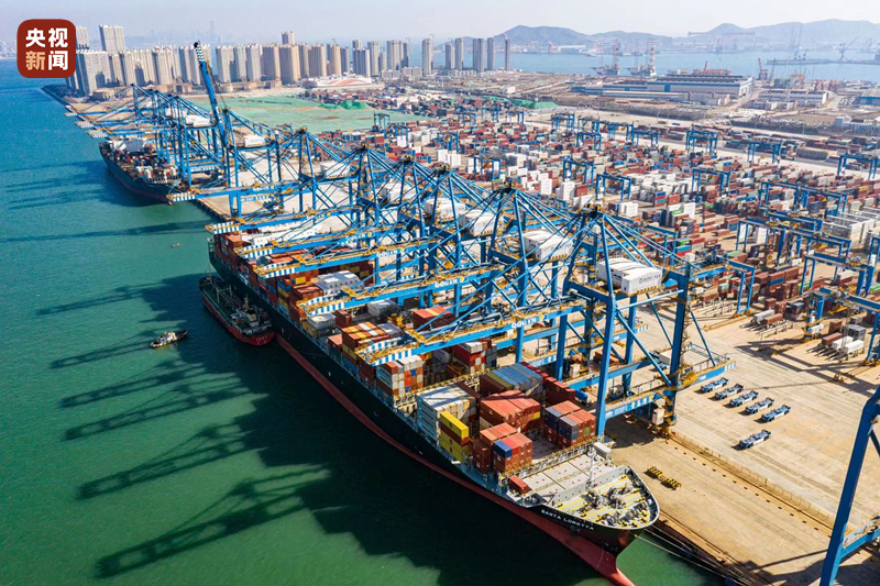 山东港口全球首创智能空轨集疏运系统示范段竣工