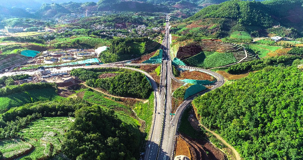 云南镇清高速公路建成通车