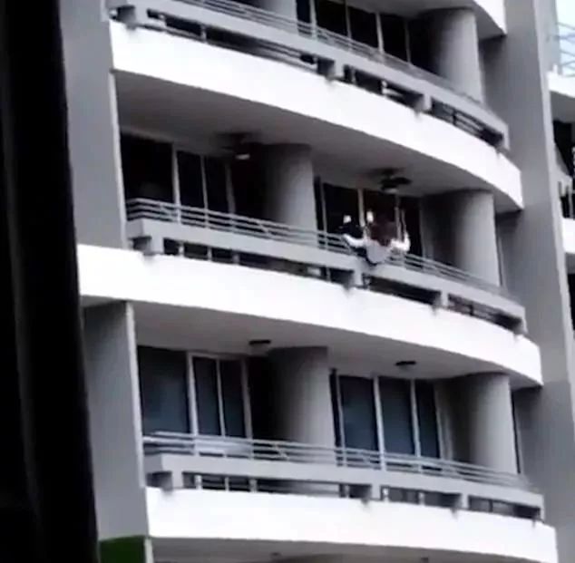 场面骇人女子倚在27楼阳台栏杆上自拍不幸坠亡
