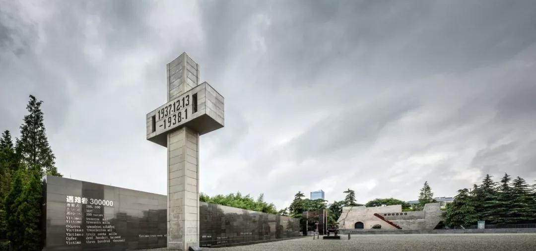 侵华日军南京大屠杀遇难同胞纪念馆的和平广场上,高高耸立着《和平